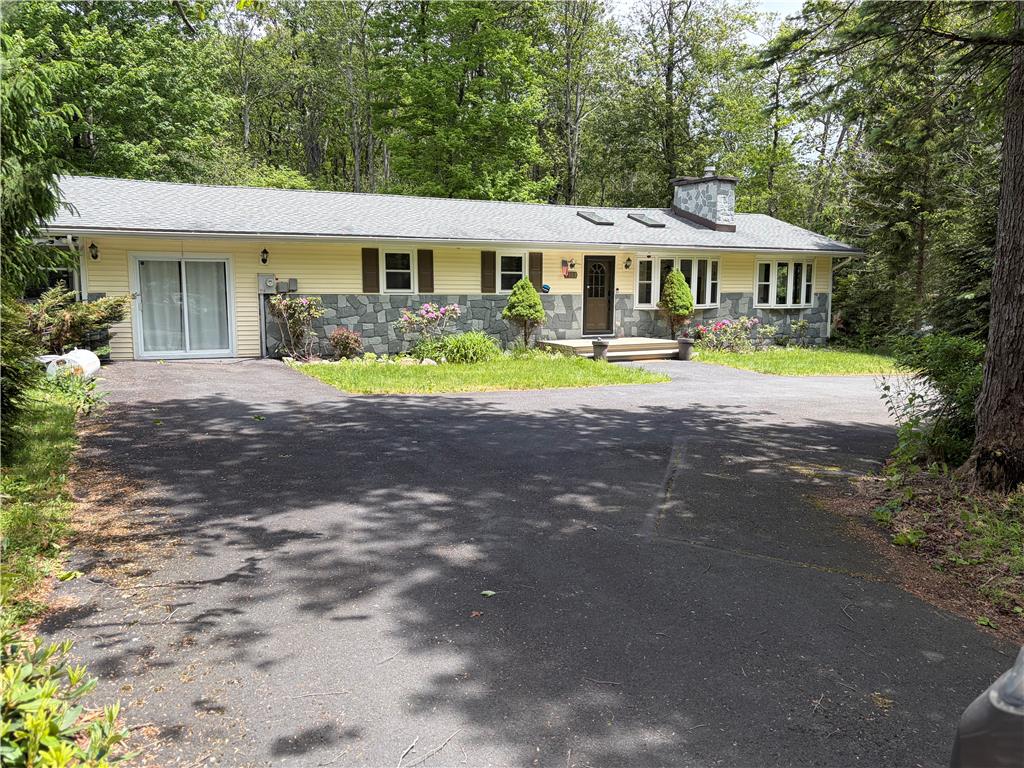 215 Larch Oval Property Photo 2