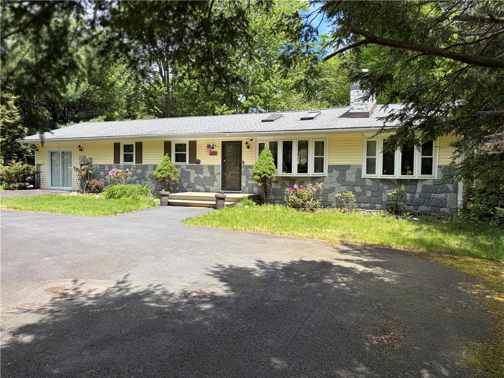 215 Larch Oval Property Photo 3