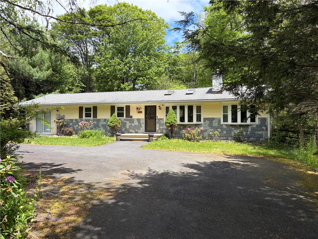 215 Larch Oval Property Photo 6