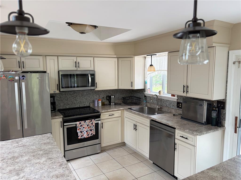 215 Larch Oval Property Photo 14