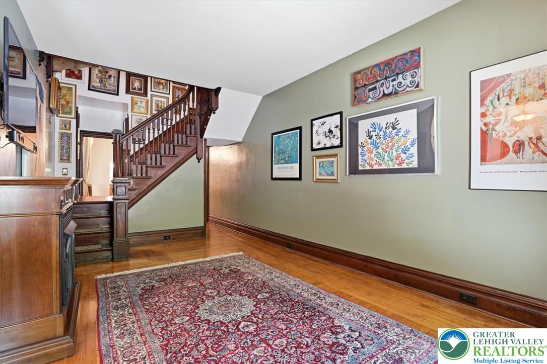 169 West Broadway Property Photo 4