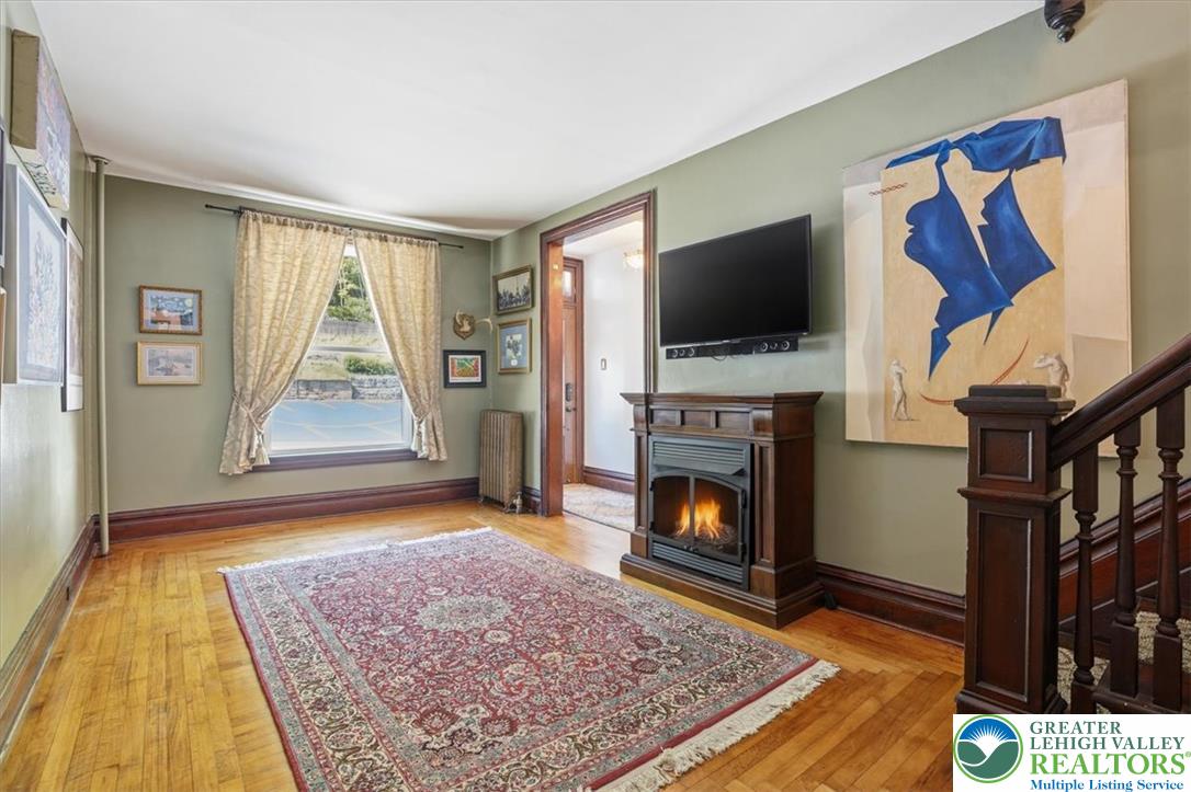 169 West Broadway Property Photo 6