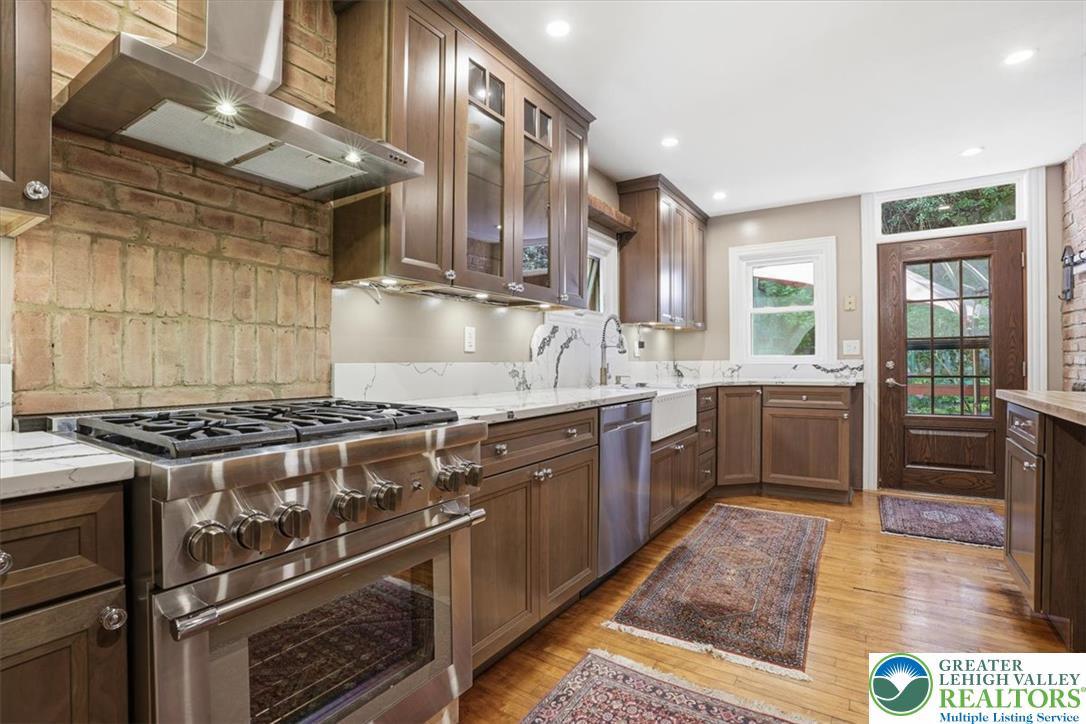 169 West Broadway Property Photo 10