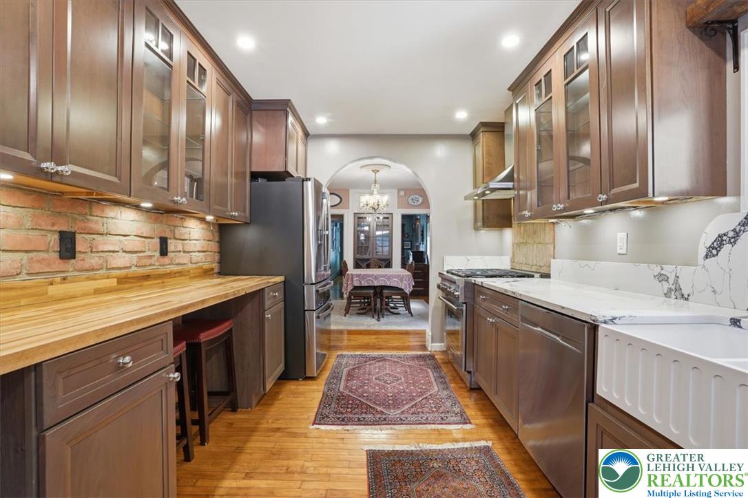 169 West Broadway Property Photo 14