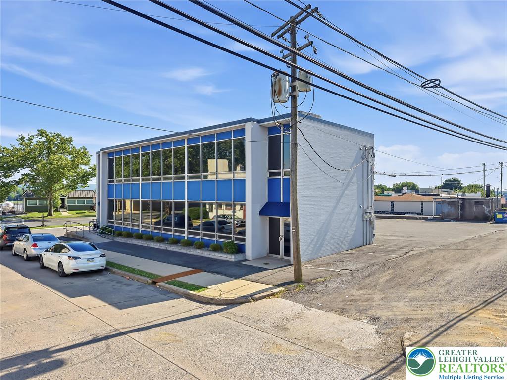 667 Union Boulevard B2 Property Photo 4