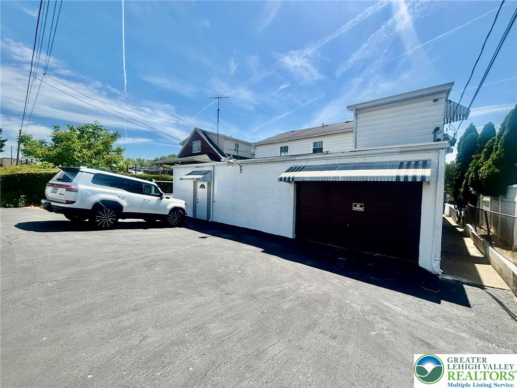 1465 Stefko Boulevard Property Photo 3