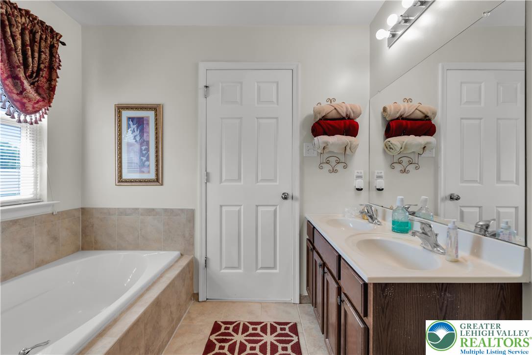 923 King Way Property Photo 35