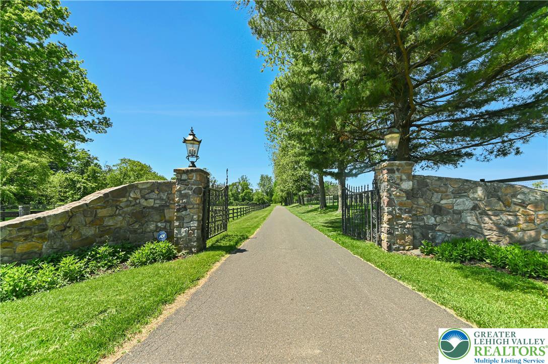 1194 Street Road Property Photo 4