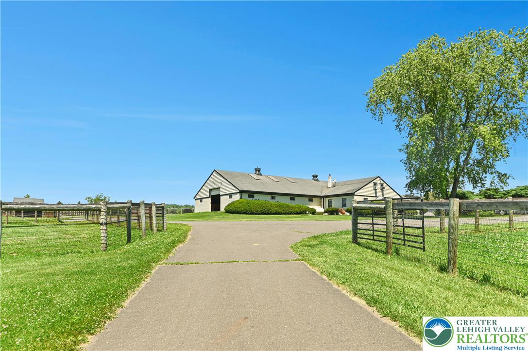 1194 Street Road Property Photo 6