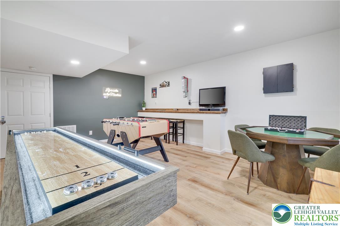 18 New Birch Street Property Photo 4