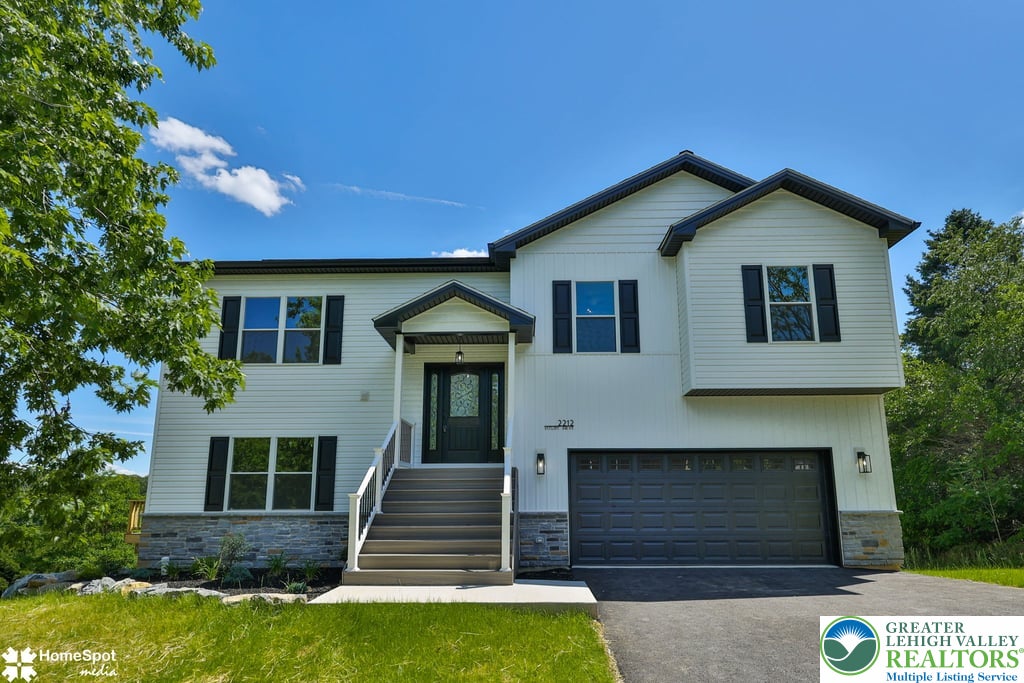2212 Skyline Drive Property Photo 1
