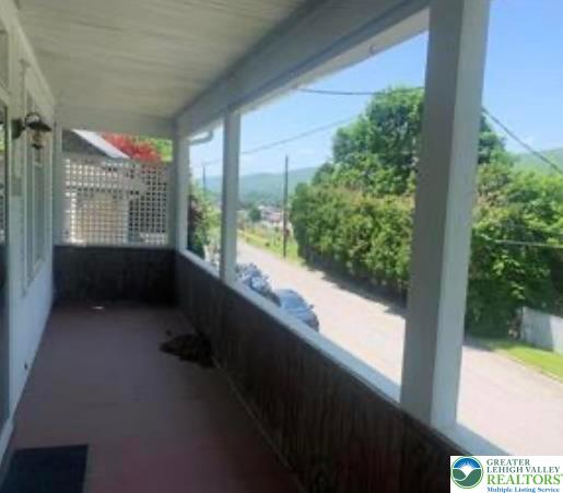 421 East Railroad Street Property Photo 7