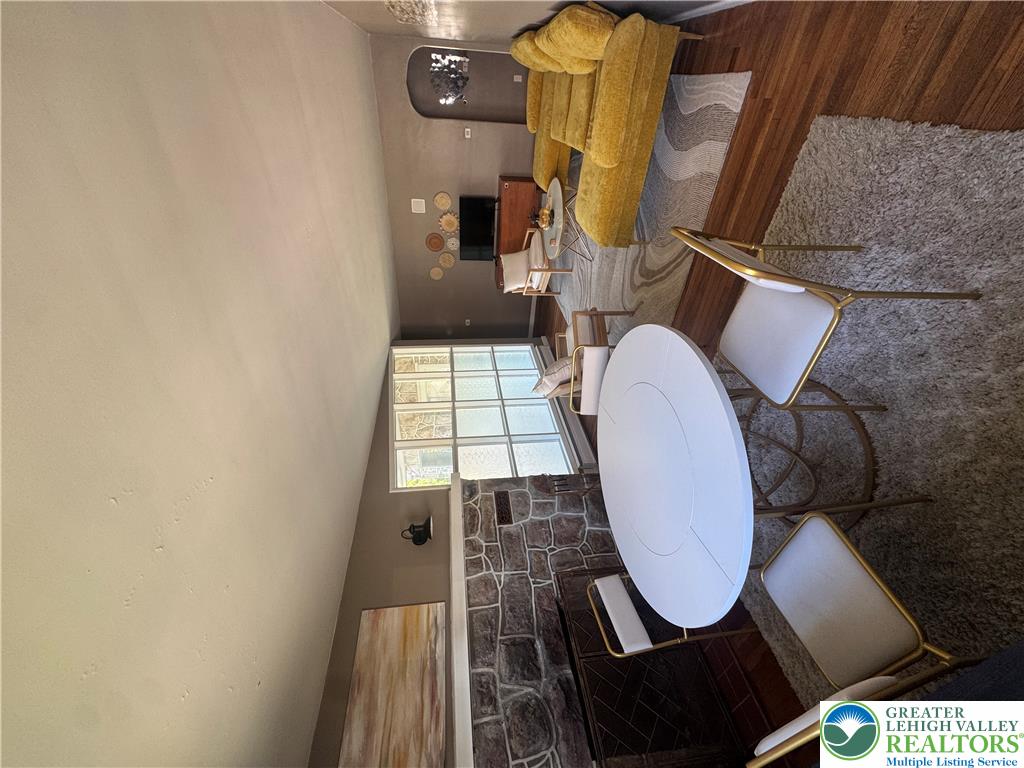 880 New York Avenue Property Photo 4