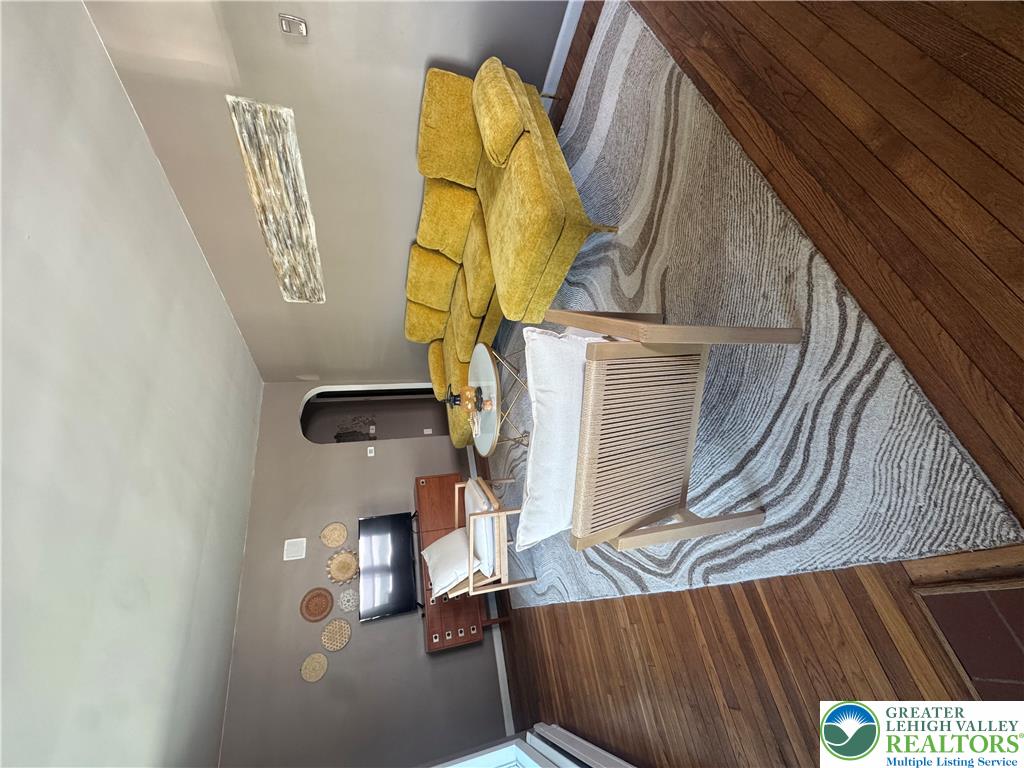 880 New York Avenue Property Photo 6