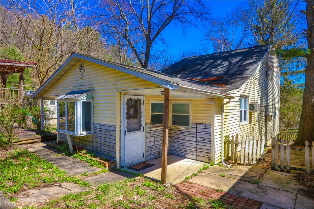 107 Royal Lane Property Photo 1
