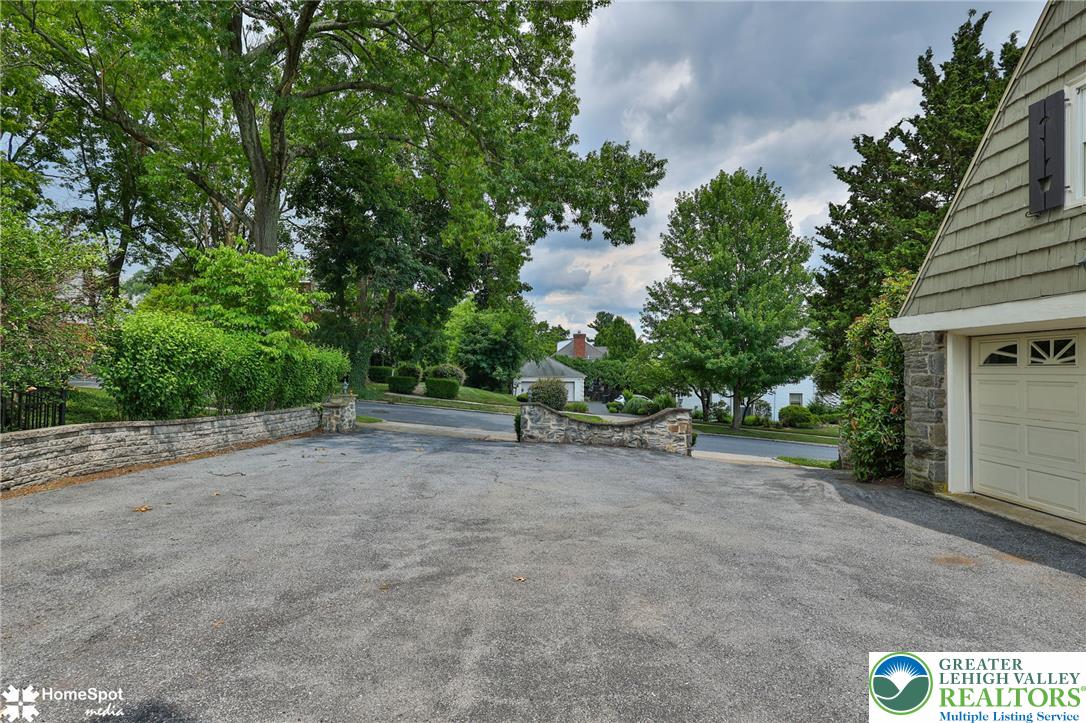 2835 Parkway Boulevard Property Photo 5