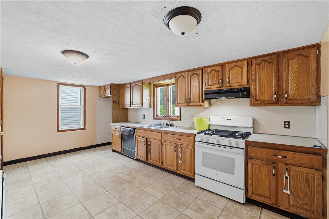 242 Hudsondale Street Property Photo 3