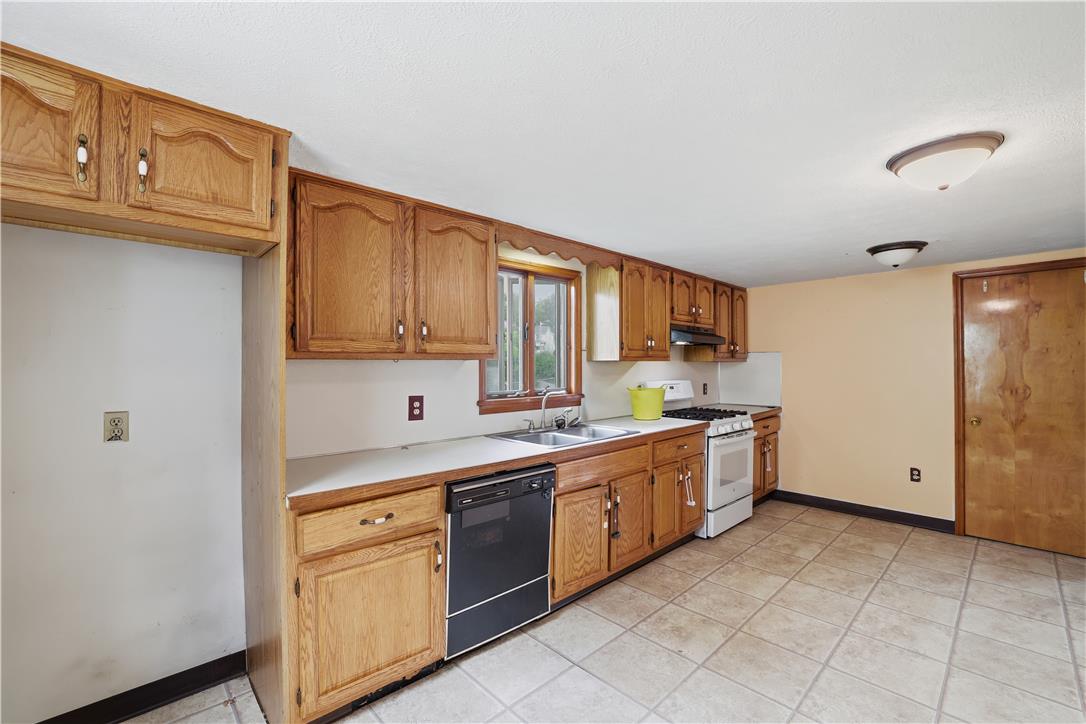 242 Hudsondale Street Property Photo 14