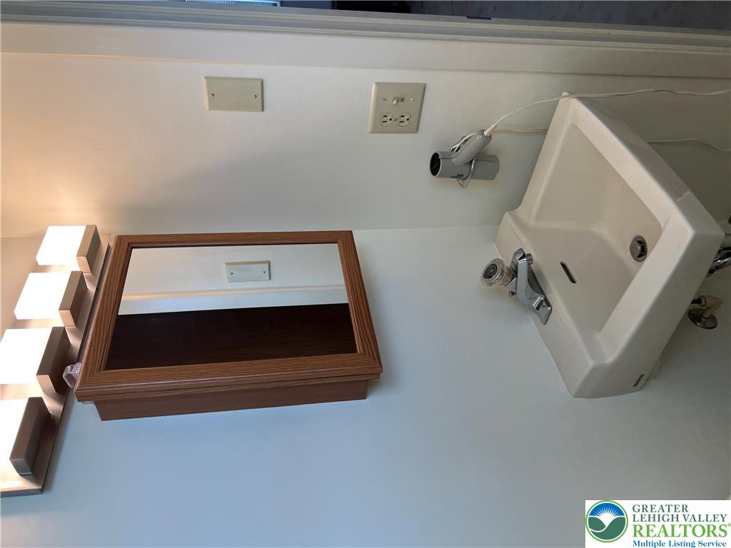 4258 Iroquois Property Photo 15
