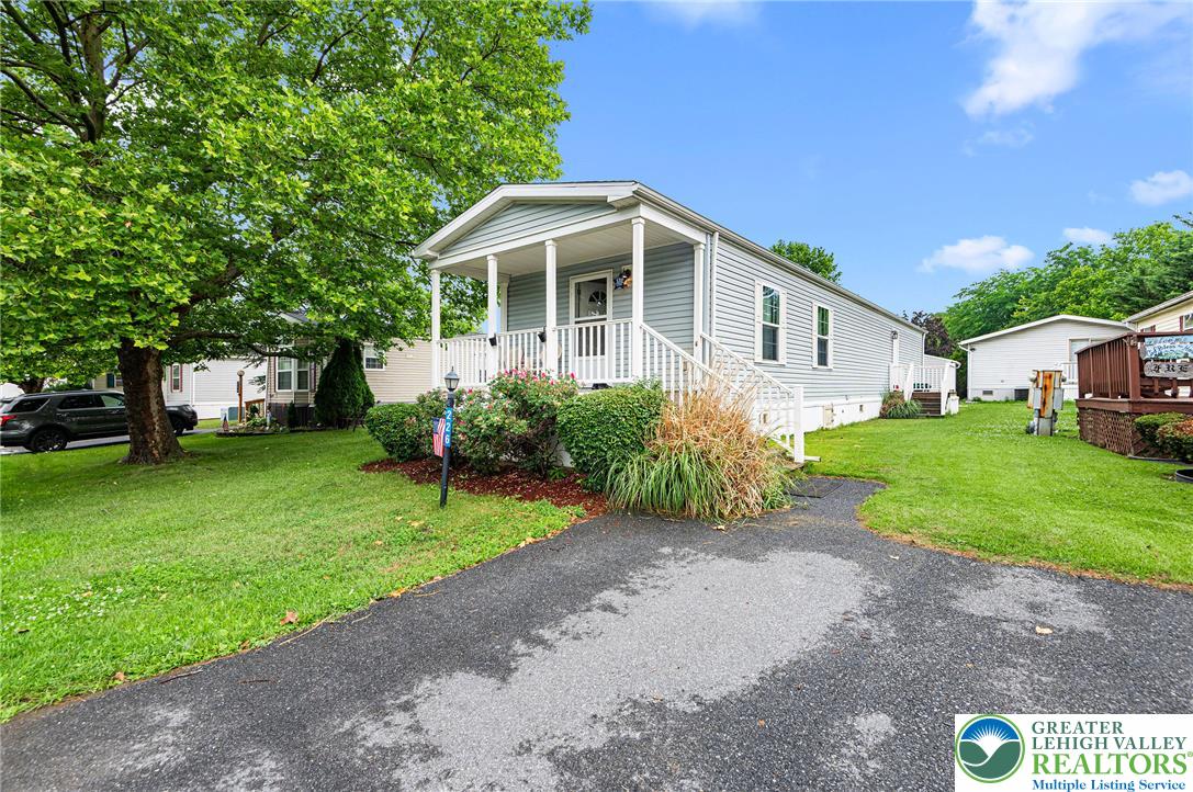 226 Greenbriar Drive South Property Photo 2
