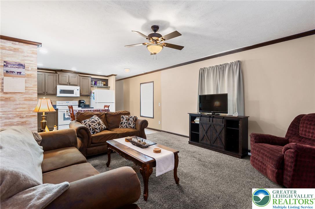 226 Greenbriar Drive South Property Photo 4