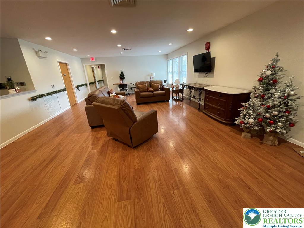 4315 Washington Street Property Photo 3