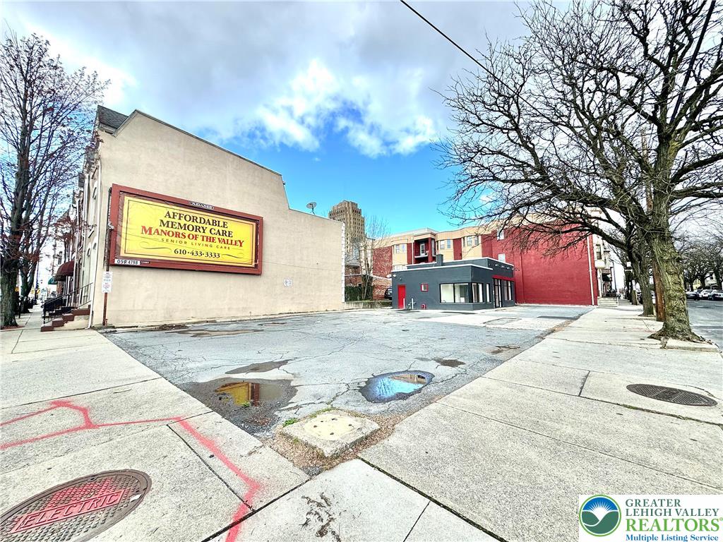 953 West Walnut Street Property Photo 2