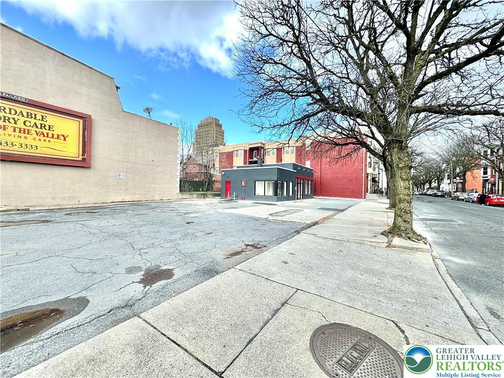 953 West Walnut Street Property Photo 4