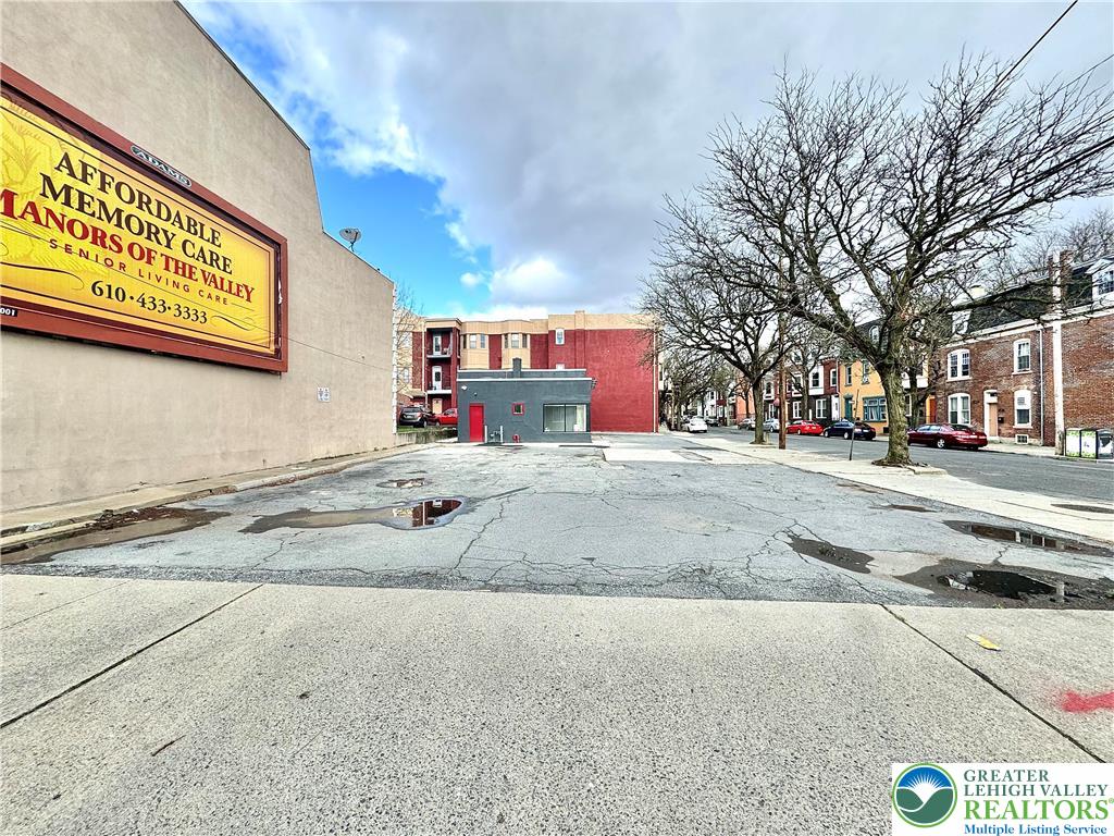 953 West Walnut Street Property Photo 5