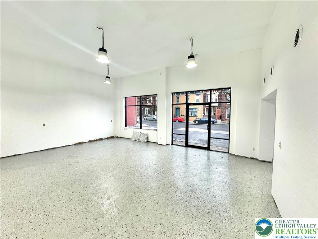 953 West Walnut Street Property Photo 9