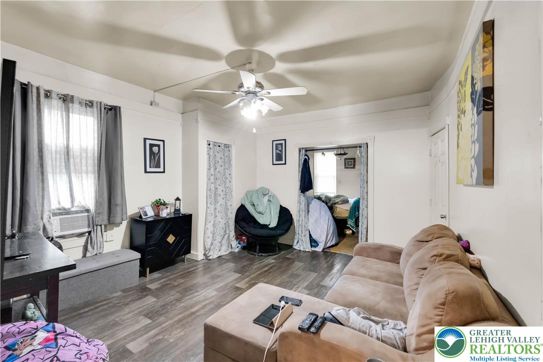 1242 Butler Street Property Photo 4