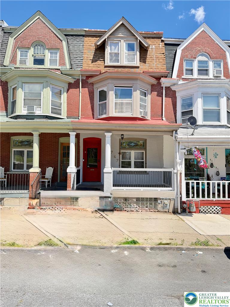 747 Saint John Street Property Photo 1