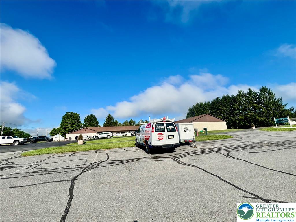 103 Kevin Lane Middle Unit Property Photo 4