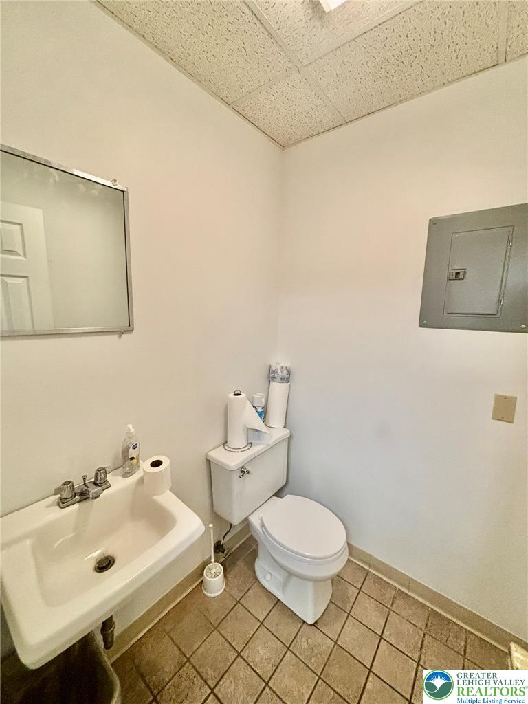 103 Kevin Lane Middle Unit Property Photo 13
