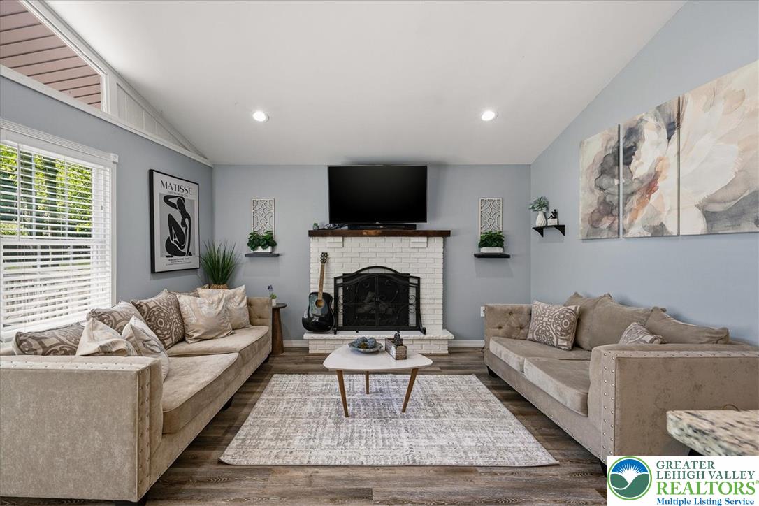 1739 Rolling Hills Drive Property Photo 2