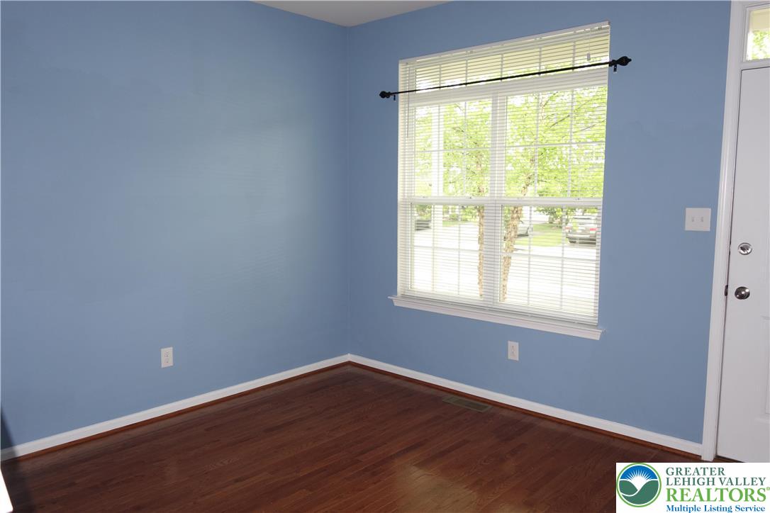 1033 King Way Property Photo 5