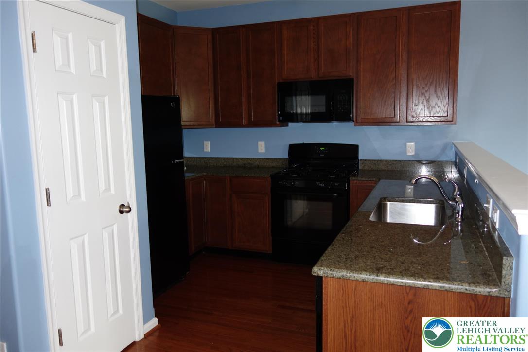 1033 King Way Property Photo 6