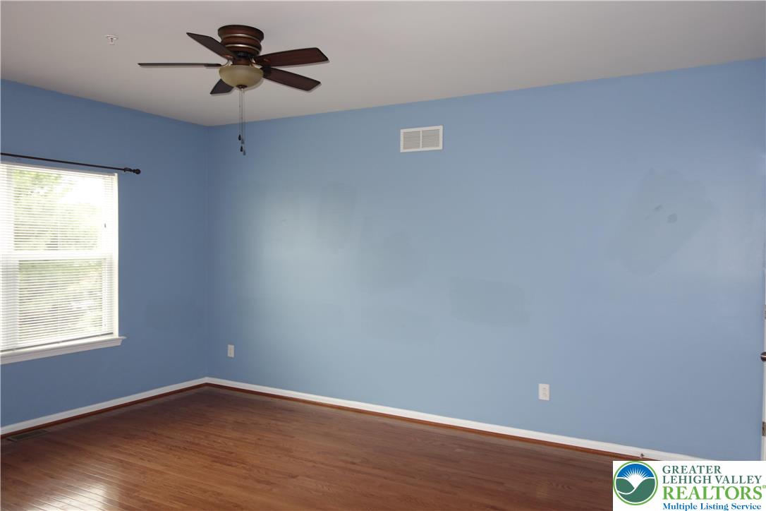 1033 King Way Property Photo 8
