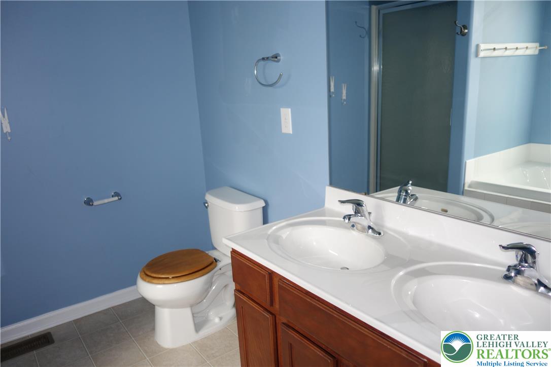 1033 King Way Property Photo 12