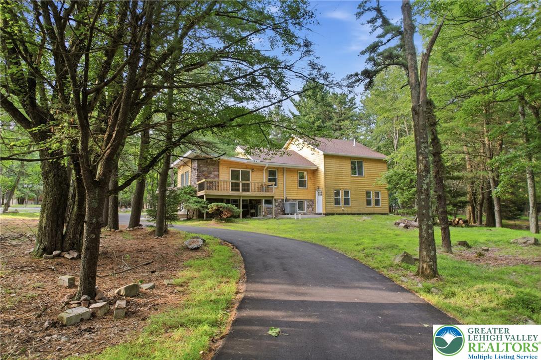 158 Pineknoll Drive Property Photo 1