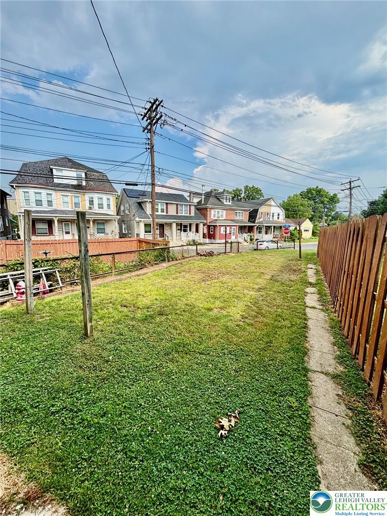 2404 Victor Street Property Photo 3