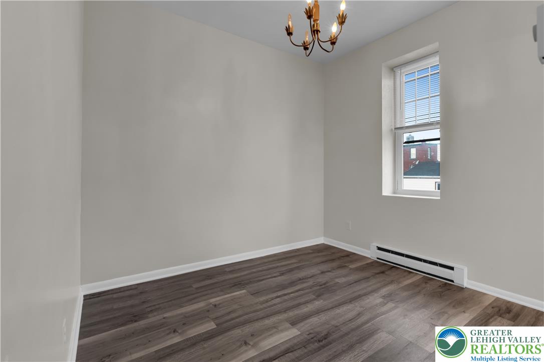 439 West Walnut Street Property Photo 8