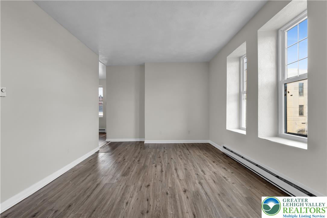 439 West Walnut Street Property Photo 10