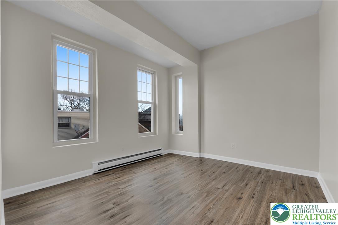 439 West Walnut Street Property Photo 11