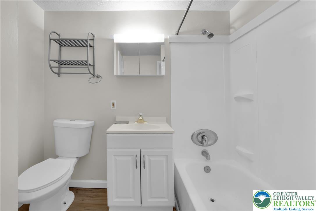 439 West Walnut Street Property Photo 14
