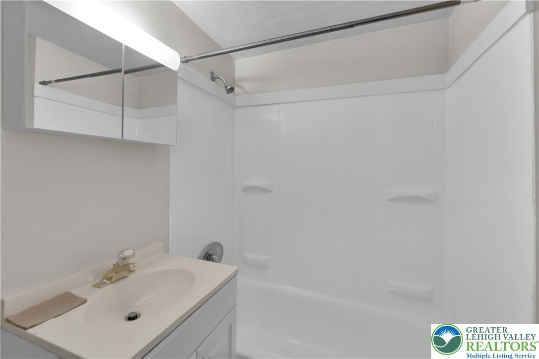 439 West Walnut Street Property Photo 16