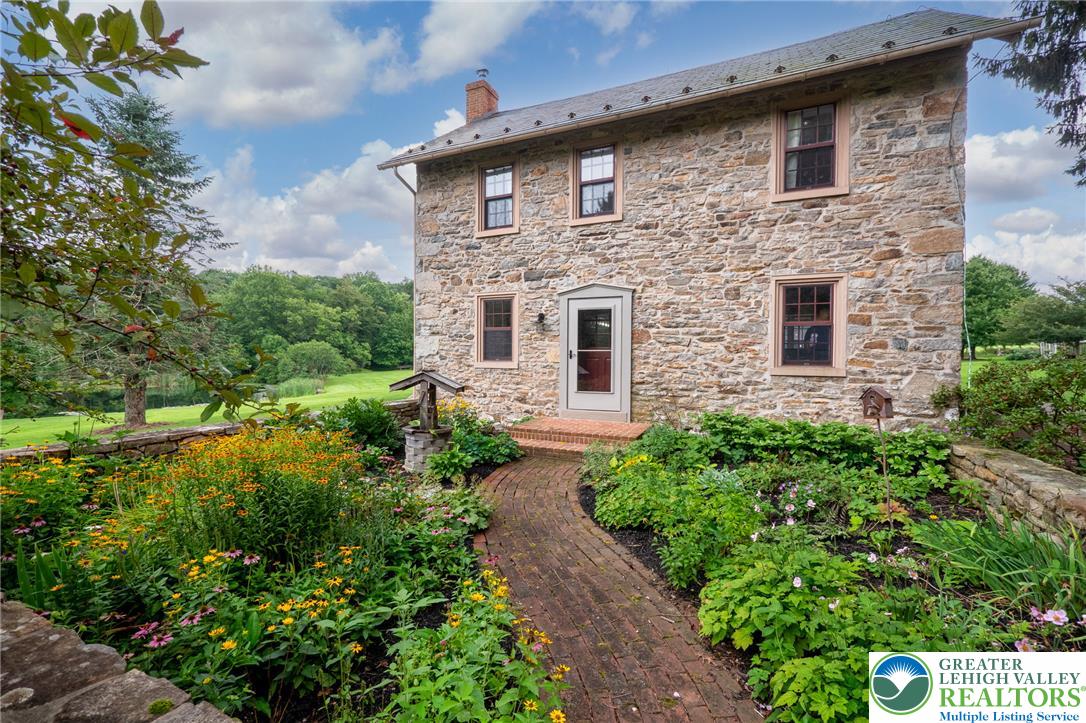 271 Wetzel Road Property Photo 1