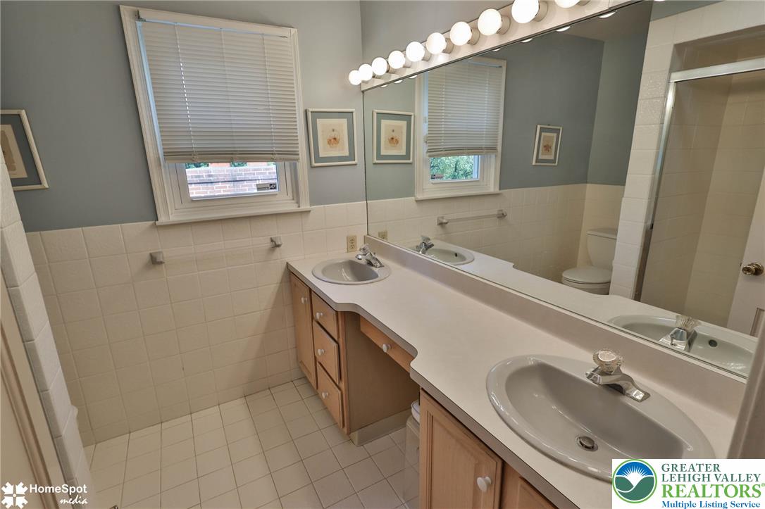 926 North Arch Street Property Photo 37