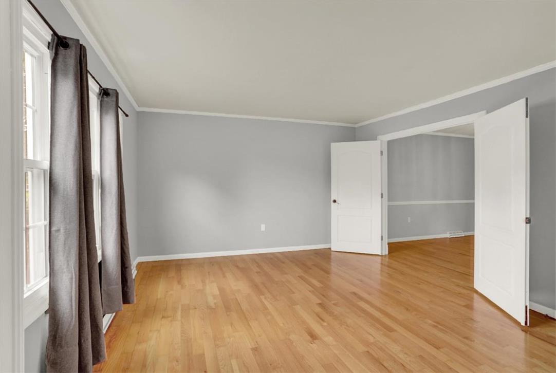 214 Burrell Boulevard Property Photo 7