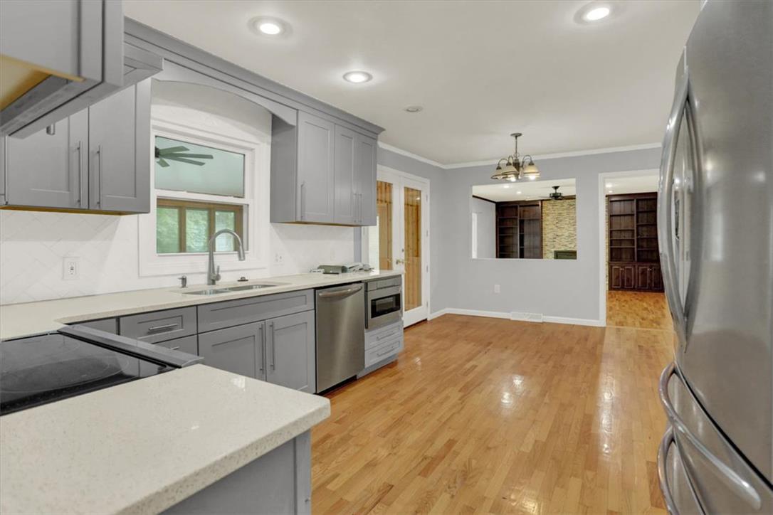 214 Burrell Boulevard Property Photo 12